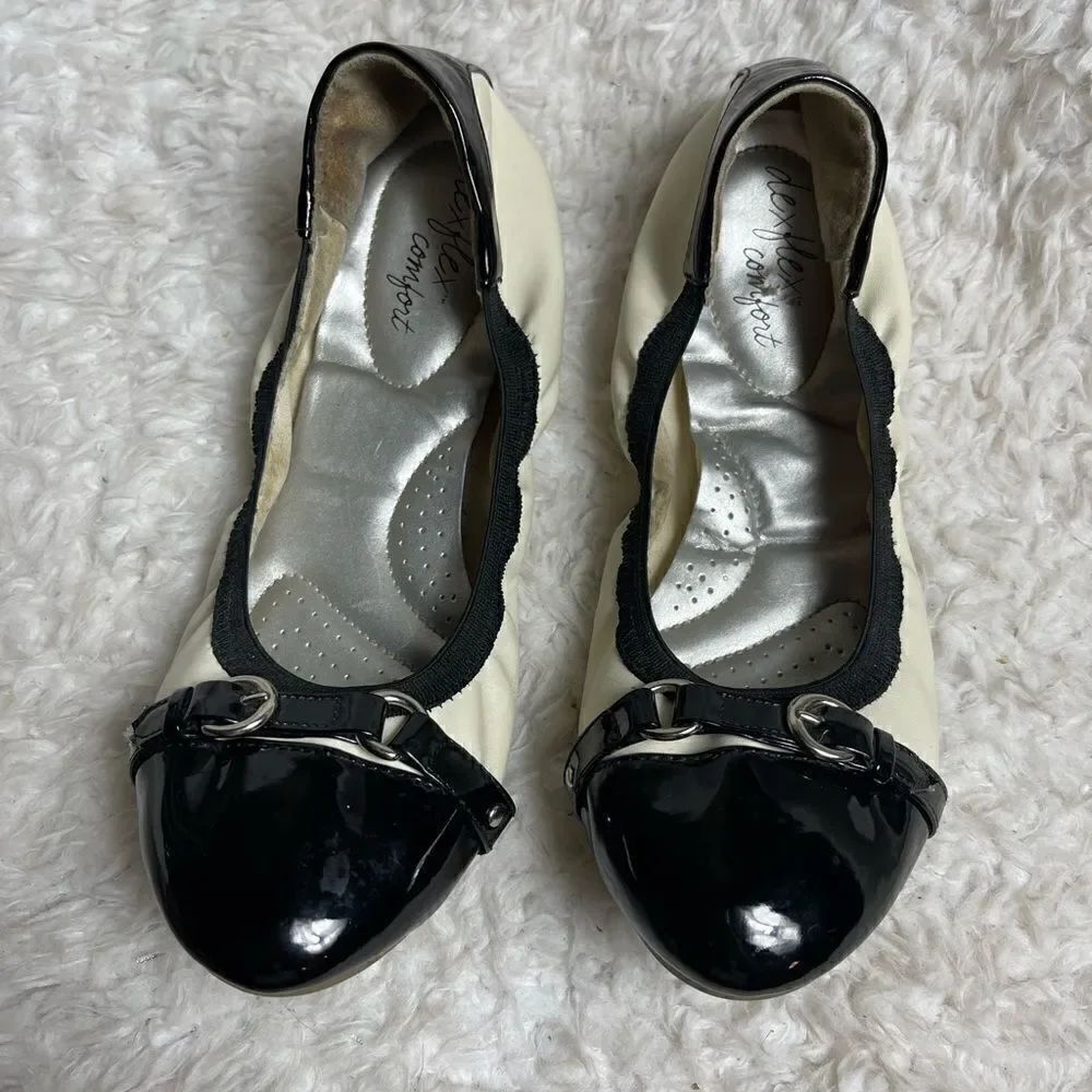 Dexflex comfort beige synthetic leather and patent black slip on front buckleSZ8
